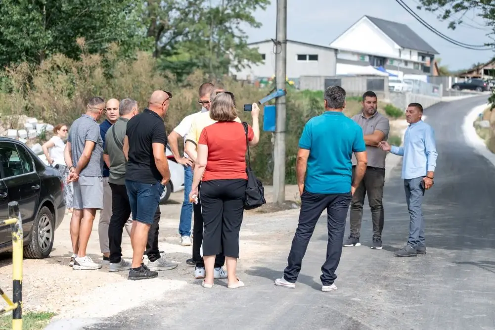 Zamirisao vruć asfalt u zaseoku kod Čačka: Rešen višegodošnji problem meštana - dobili bezbedan, nov i širok prilazni put (FOTO)