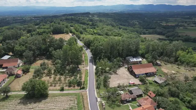 Meštani dočekali novi asfalt / foto: RINA
