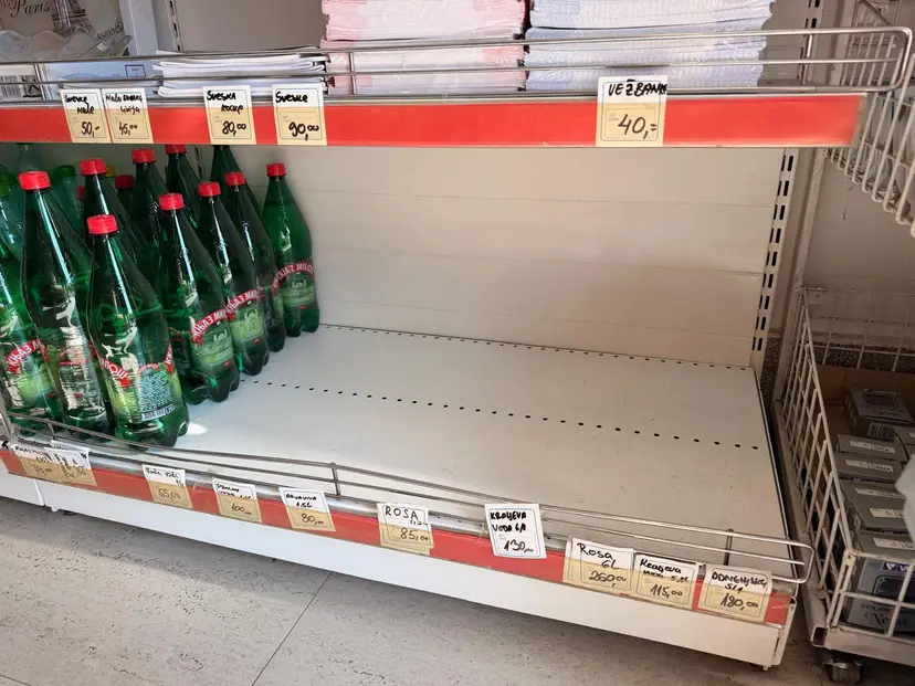 Za pola sata prodato preko 30 paketa vode: Panika među Čačanima zbog nestašice - tokom dana ispražnjeni rafovi u prodavnicama (FOTO)