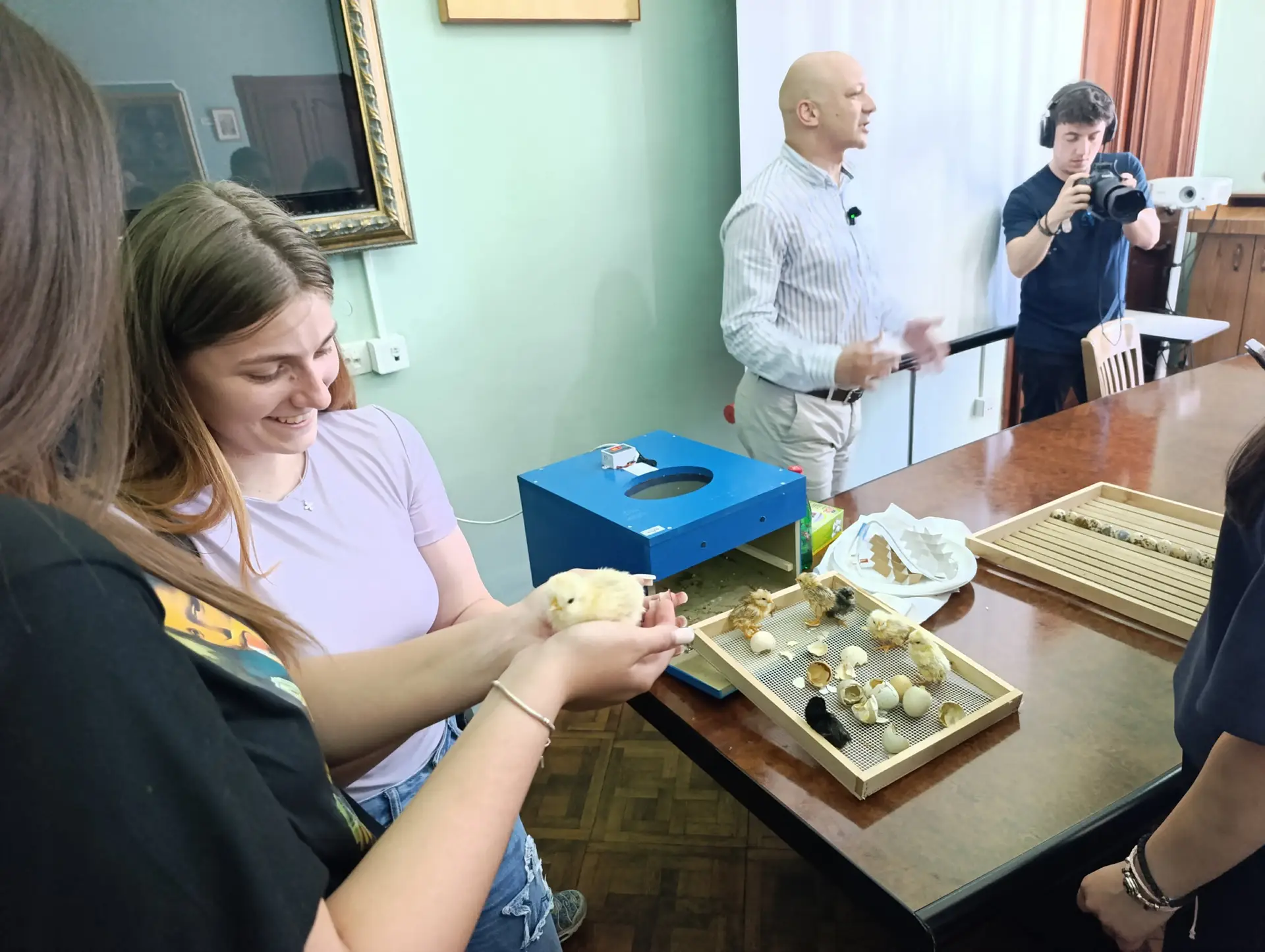 Potez Nikole Draganića oduševio đake u Futogu: Srednjoškolcima poklanja inkubatore i jaja prepelica kako bi pokrenuli sopstveni biznis (FOTO)
