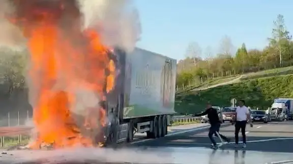 Drama na auto-putu Miloš Veliki: Zapalila se kabina na kamionu, plamen ogroman a saobraćaj u zastoju (FOTO)