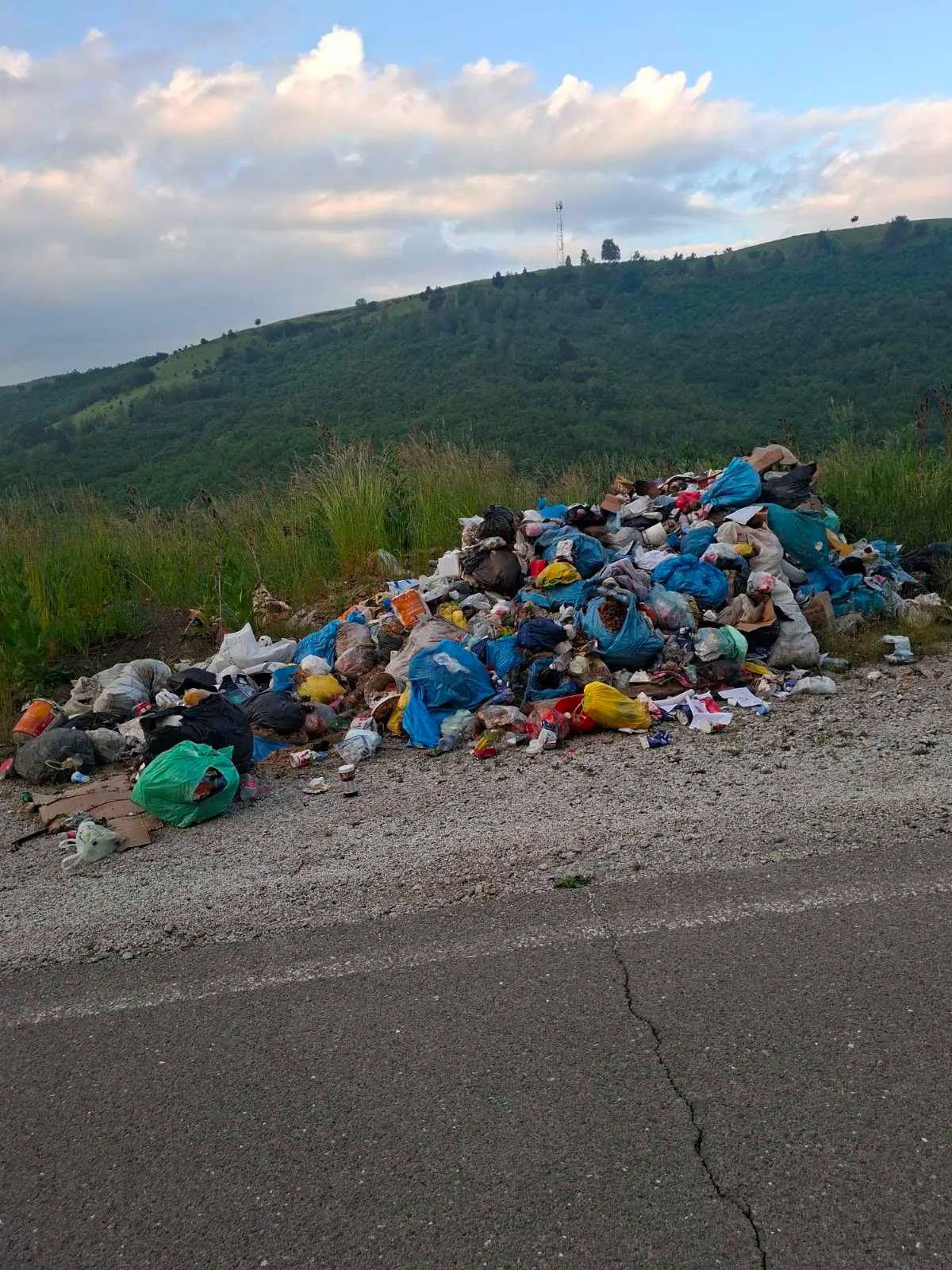 Ljudi se guše u smeću i u gradu i u selima, ekološka bomba samo što ne eksplodira: Jako teška situacija u Sjenici - čeka se rešenje (FOTO)
