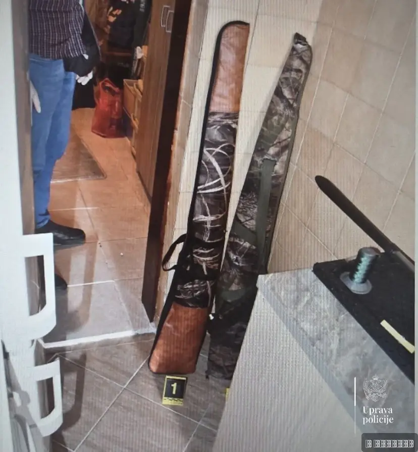 U pretresima pronađeni pištolji, puške i municija: Jedna osoba uhapšena u Bijelom Polju (FOTO)