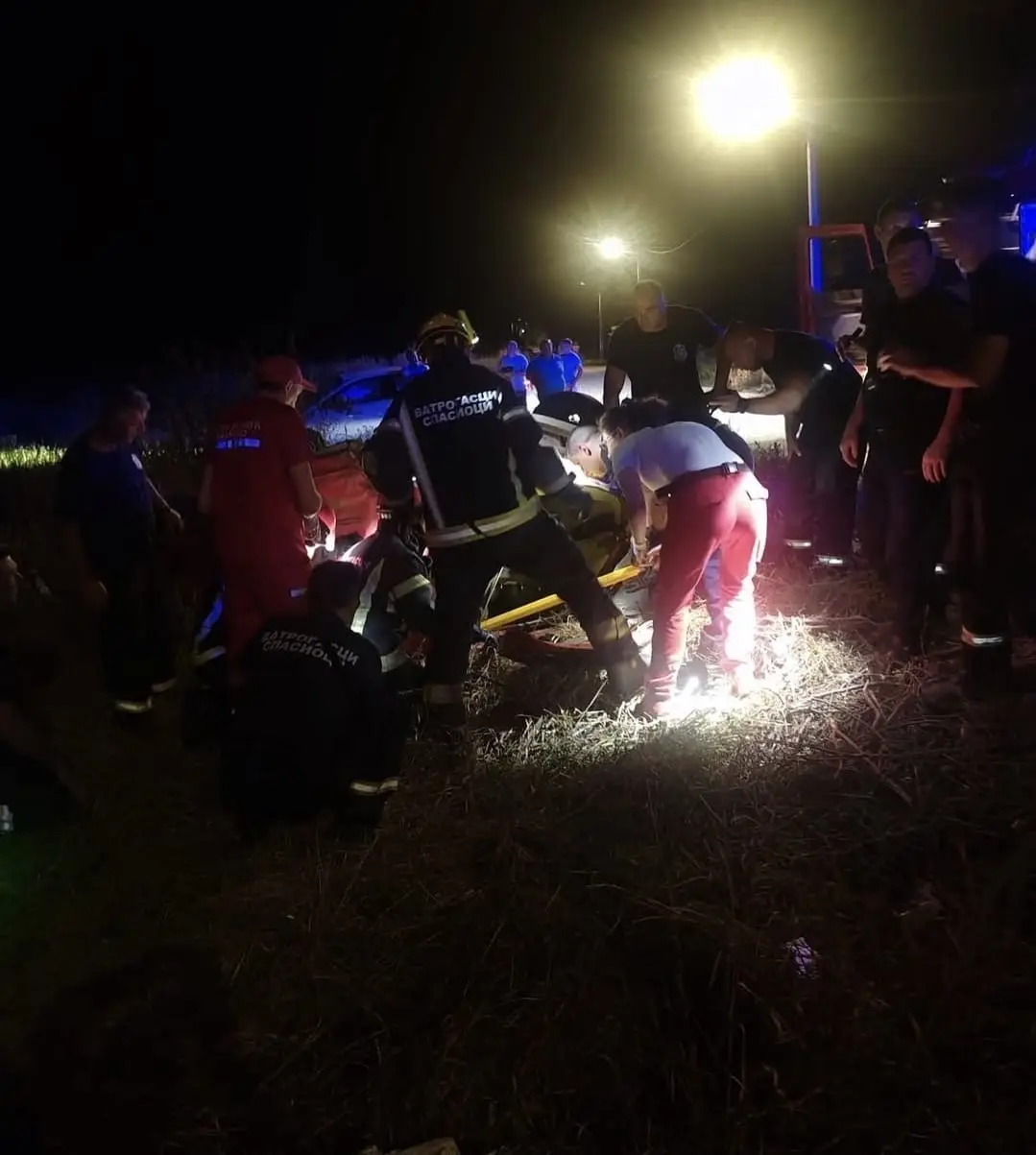 Vraćali se iz višednevne borbe sa vatrenom stihijom, pa naišli na prevrnut automobil: Iscrpljeni novosadski vatrogasci odmah pritekli u pomoć (FOTO)