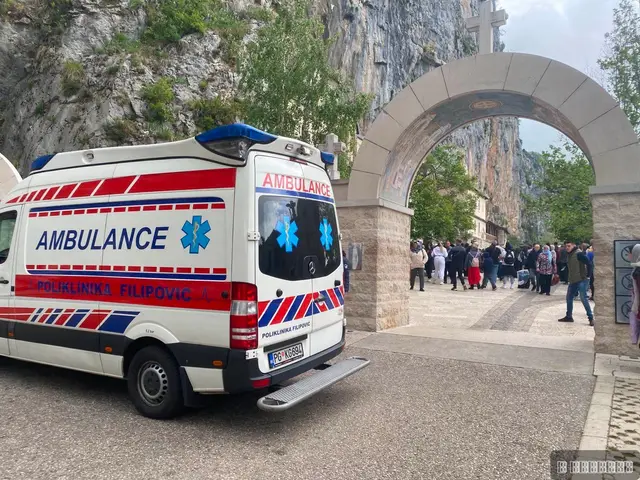 Hiljade vernika kod manastira Savetog Vasilija, foto: RINA