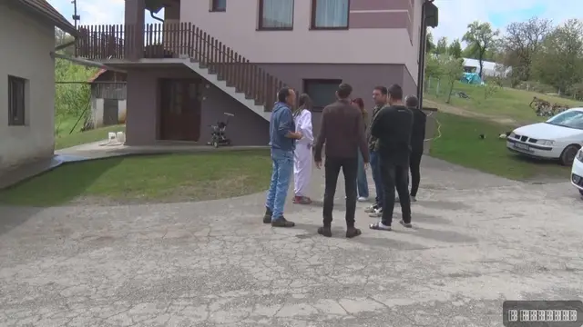 Dok mladi odlaze iz sela, Veljko (21) sa suprugom Tijanom ostao na dedovini/ Foto: RINA