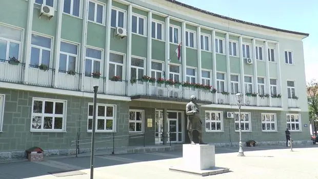 A od opštine - 20.000 dinara za đake prvake: Sjajan gest opštine Požega, olakšanje za roditelje koji spremaju decu za 1. septembar
