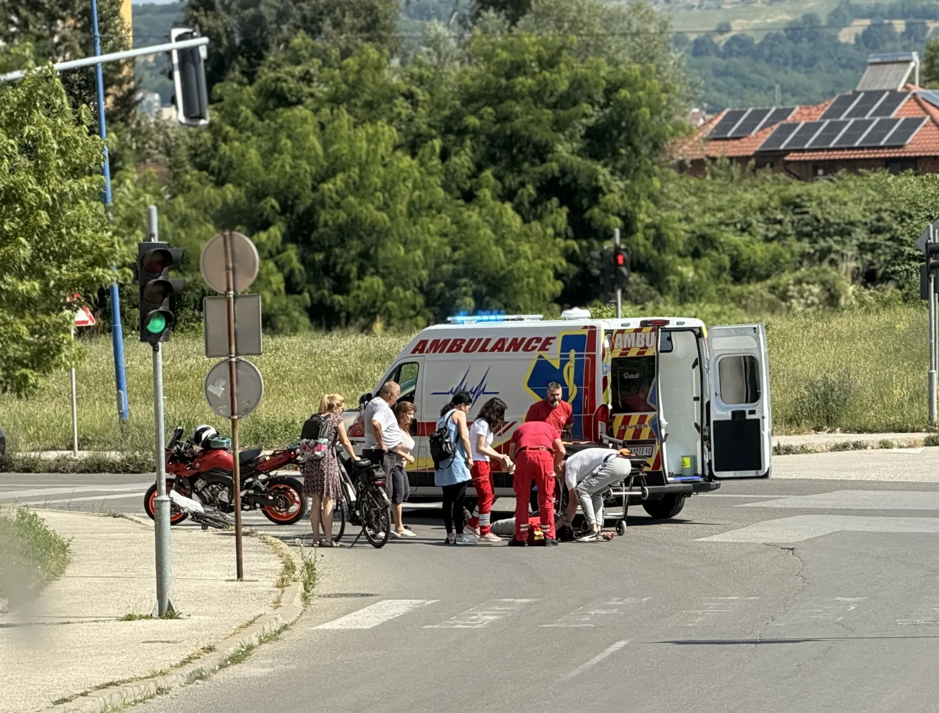 Biciklista pao na kolovoz: Nezgoda u širem centru Čačka, sve se dogodilo kad je vozilo skretalo na zeleno svetlo (FOTO)(VIDEO)