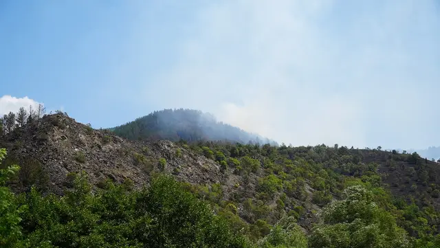 Helikopteri gase požare u dolini Ibra/ Foto: RINA