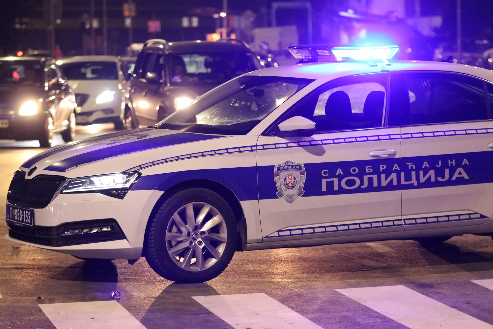 Audi potpuno smrskan, dva mladića povređena: Teška nezgoda u Kragujevcu, vozilo se zakucalo u banderu