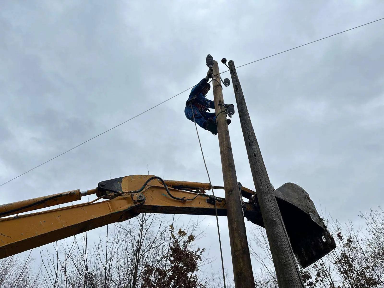 Havarija na elektro-mreži u Ivanjici, preko stotinu meštana ostalo bez struje: Nadležne ekipe hitno poslate na teren