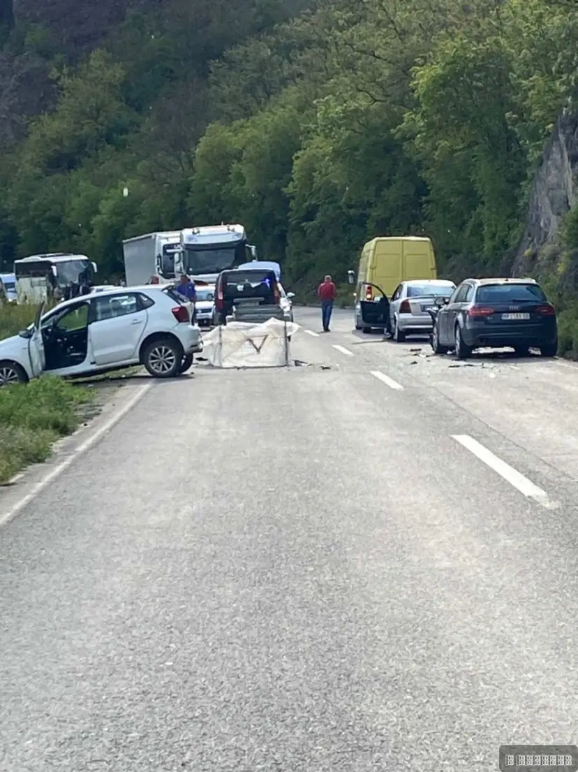 Lančani udes na ulazu u Rašku: Učestvovala četiri vozila, saobraćaj bio obustavljen (FOTO)