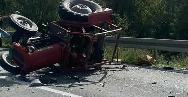 Tragedija u Kotraži: Stariji muškarac nastradao prilikom prevrtanja traktorske prikolice