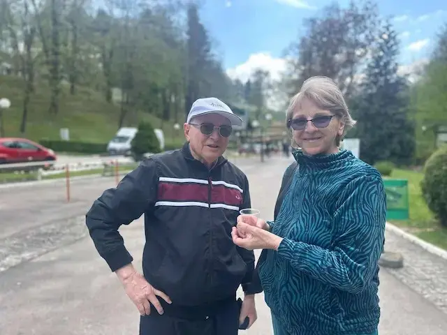 Prešli 2.000 kilometara kako bi došli u srpsku banju: Mirjana i Svetomir iz Pariza stigli u Gornju Trepču, privuklo ih posebno magnetno polje (FOTO)