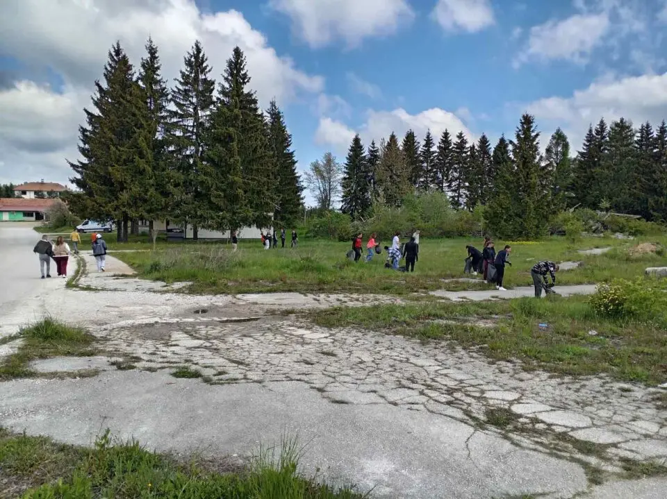 Sjajna slika sa Jabuke: Preko 100 mladih volontera iz Čačka, Ivanjice i Prijepolja čistilo istorijski kompleks "Boško Buha" (FOTO)