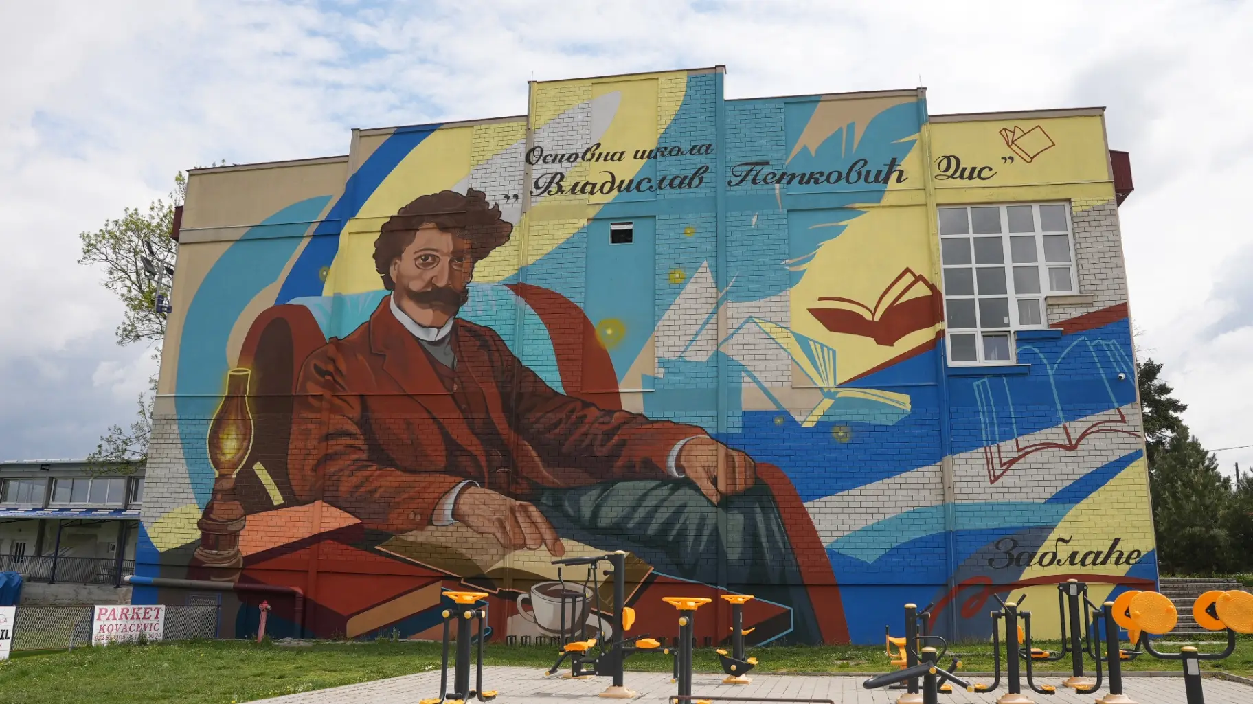 Dis se smeši sa skoro 400 kvadrata: Prelepa slika iz sela Zablaće kod Čačka - oslikan mural čuvenog pesnika na zidu škole (FOTO)(VIDEO)