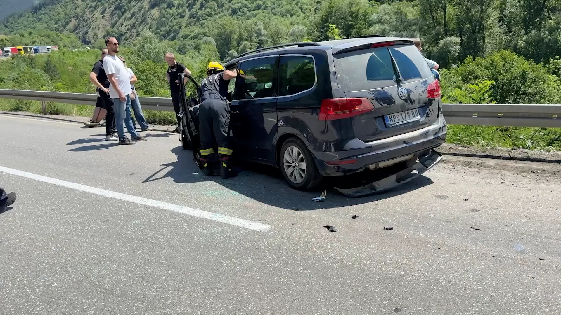 Smrskana vozila, u jednom bila beba stara samo 15 dana: Teška nezgoda na Ibarskoj magistrali - na terenu policija, vatrogasci i Hitna pomoć (FOTO)(VIDEO)