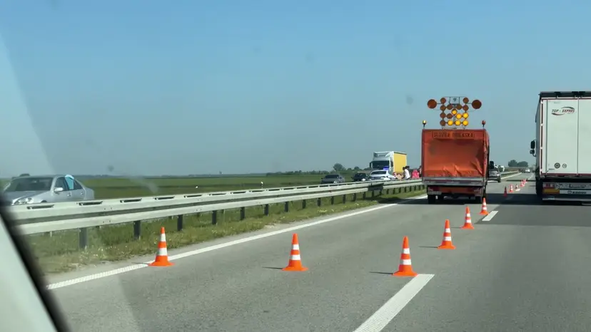 Kilometarska kolona na auto-putu:  Ovo su slike sa mesta nezgode kod Novog Sada, sve stoji zbog prevrtanja kamiona (FOTO)(VIDEO)