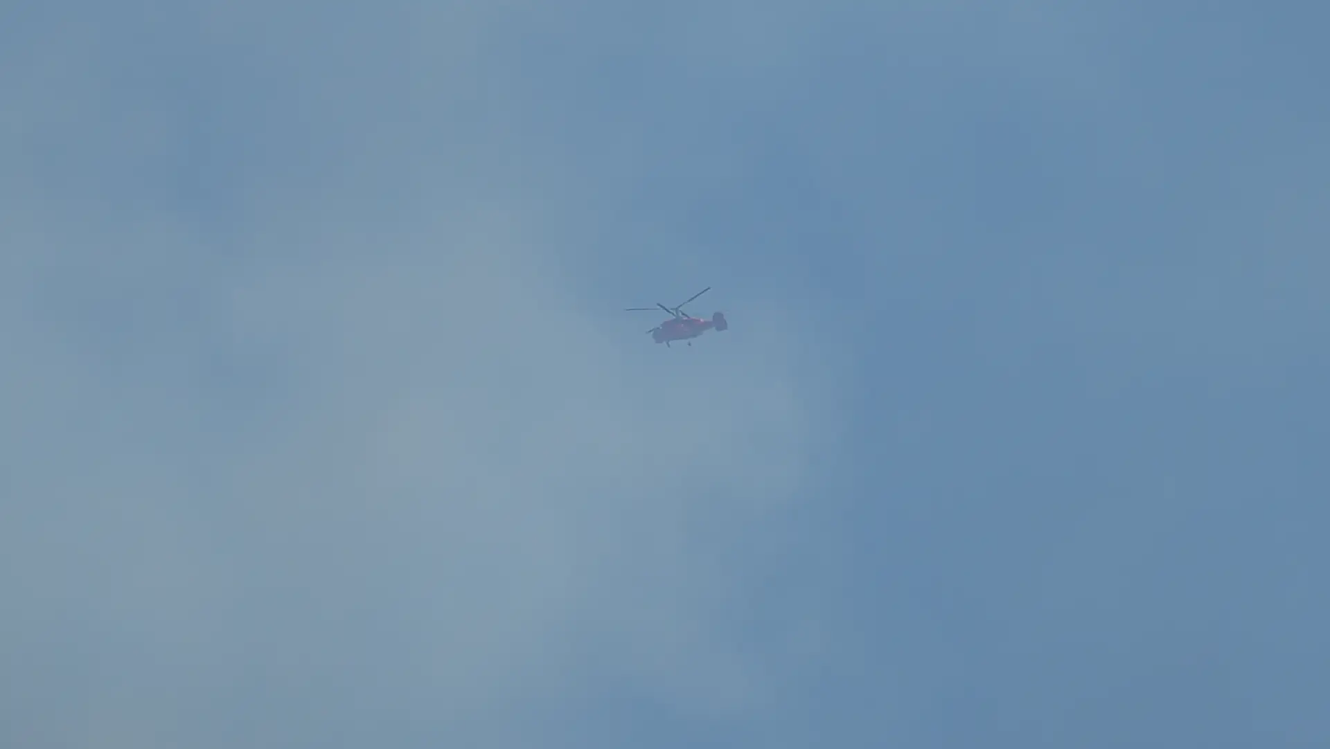 Helikopter gasi požare kod Kraljeva, teška situacija i danas: Vatrena stihija guta šume na nepristupačnom terenu, desetine vatrogasaca na terenu (FOTO)(VIDEO)
