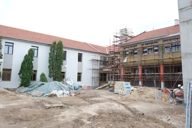 Glišić obišao radove na rekonstrukciji škole u Doljevcu / foto: RINA
