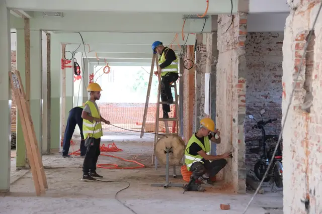 Leskovac – Glišić obišao rekonstrukciju Dečjeg dispanzera – Foto: RINA