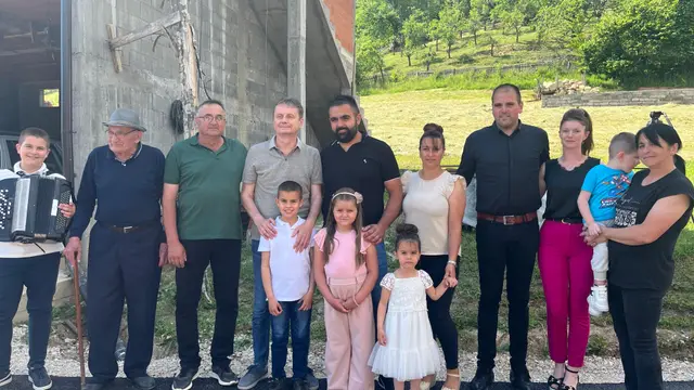 Domaćinski doček za ministra Glišića u selu Glog / foto: RINA 