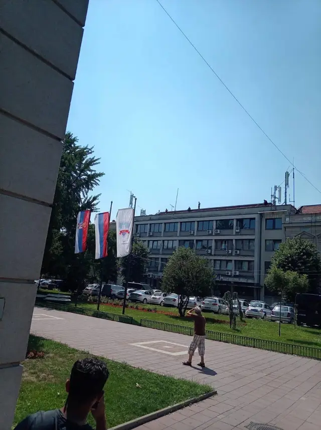 Muškarac hteo da skoci sa zgrade Policijske uprave Smederevo/ Foto: RINA