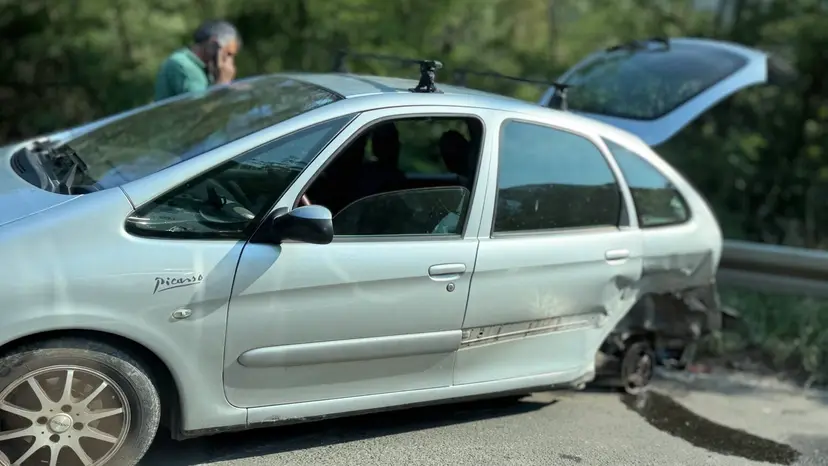 Udario u bankinu, pa se poprečio na kolovozu: Saobraćajna nezgoda na Ibarskoj magistrali