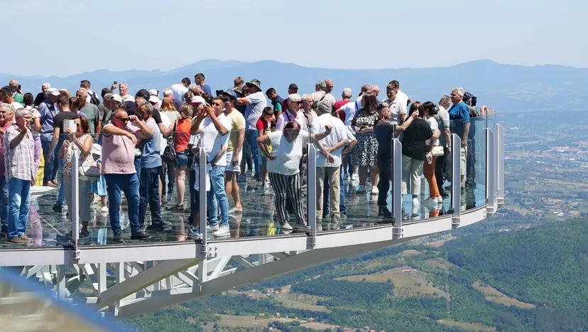 Neverovatna slika sa vrha Kablara: Vučić otvorio stakleni vidikovac i sam stao na ovo "čudo" pa poručio - može da izdrži preko 130 tona (FOTO)