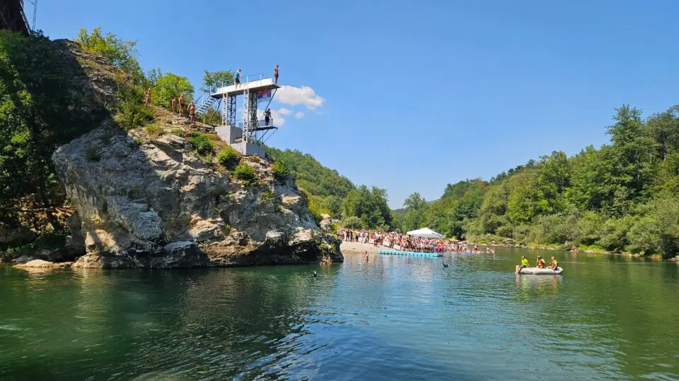 Spektakularni skokovi u reku Lim sa 16 metara visine: Užičanin Petar kralj je skakaonice smeštene na steni (FOTO)