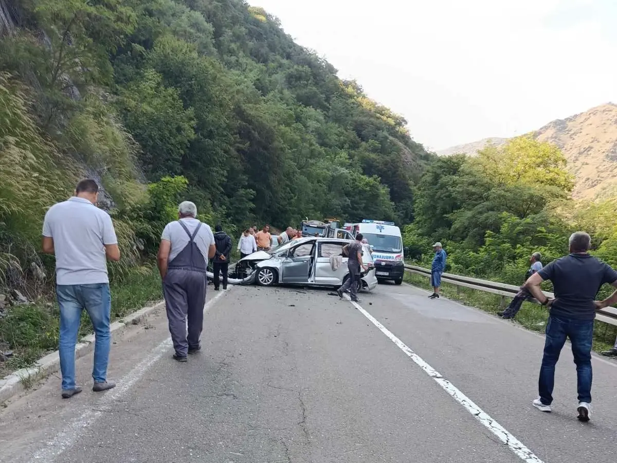 Aktivirani vazdušni jastuci, staklo i delovi rasuti po putu: Teška saobraćajna nezgoda na Ibarskoj magistrali, ima povređenih (FOTO)