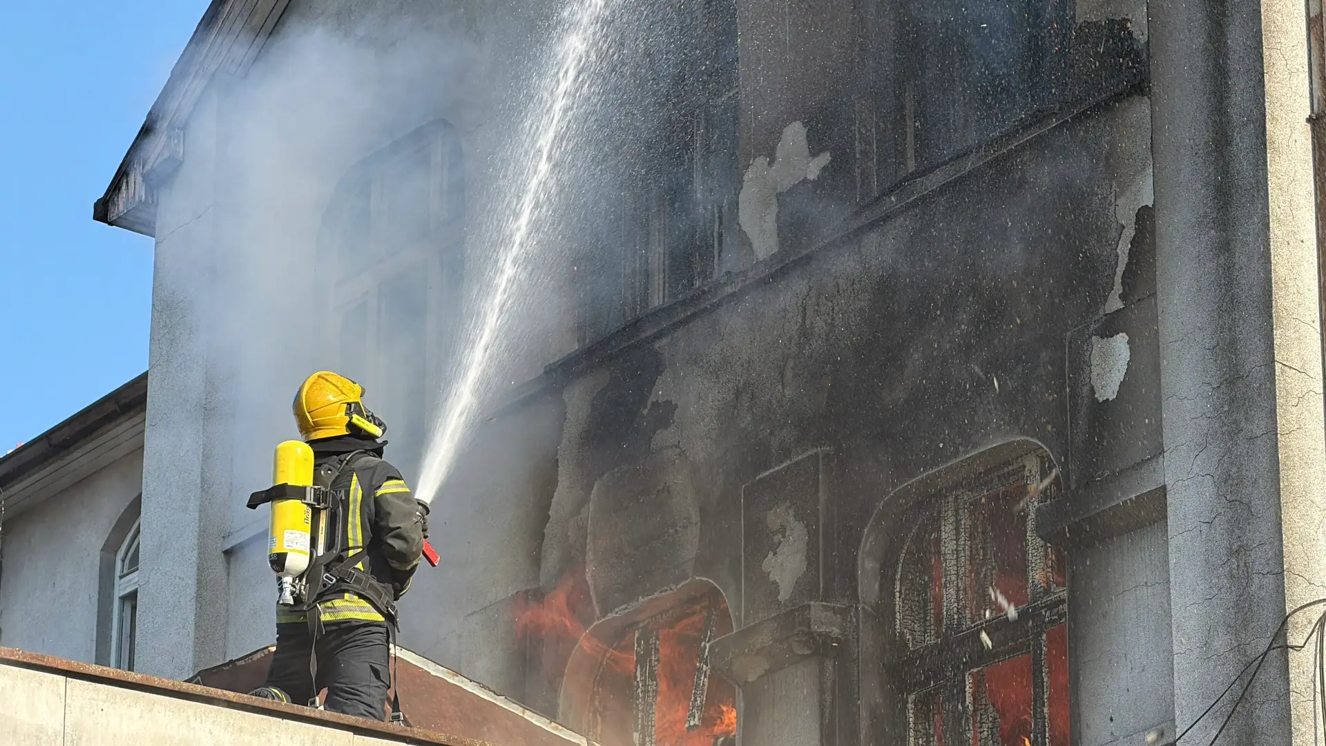 Ogroman požar na stambenom objektu u centru sela Vraćevšnica: Dve osobe evakuisane, na teren odmah upućeni vatrogasci-spasioci
