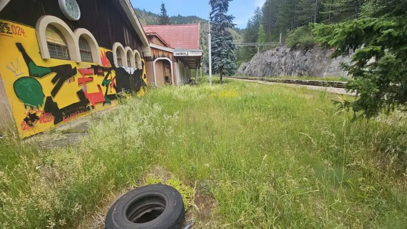 Zarasta u travu, a objekat samo što se ne sruši: Železnička stanica na Zlatiboru u jako lošem stanju - evo šta kažu putnici (FOTO)