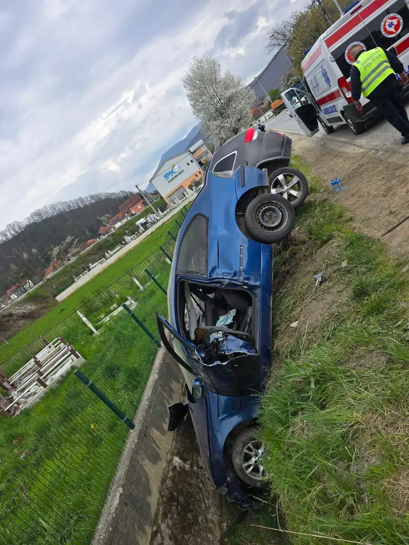 Od siline udara oba vozila sletela u kanal, vatrogasci izvlačili povređenog: Silovit sudar na putu Bijelo Polje - Prijepolje (FOTO)