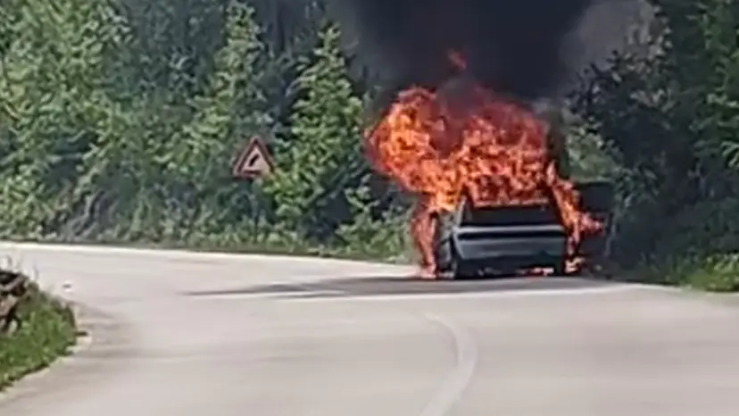 Potpuno izgoreo automobil na putu ka Mokroj Gori, od vozila nije ostalo ništa: Ogroman plamen i dim zaustavili saobraćaj  (VIDEO)