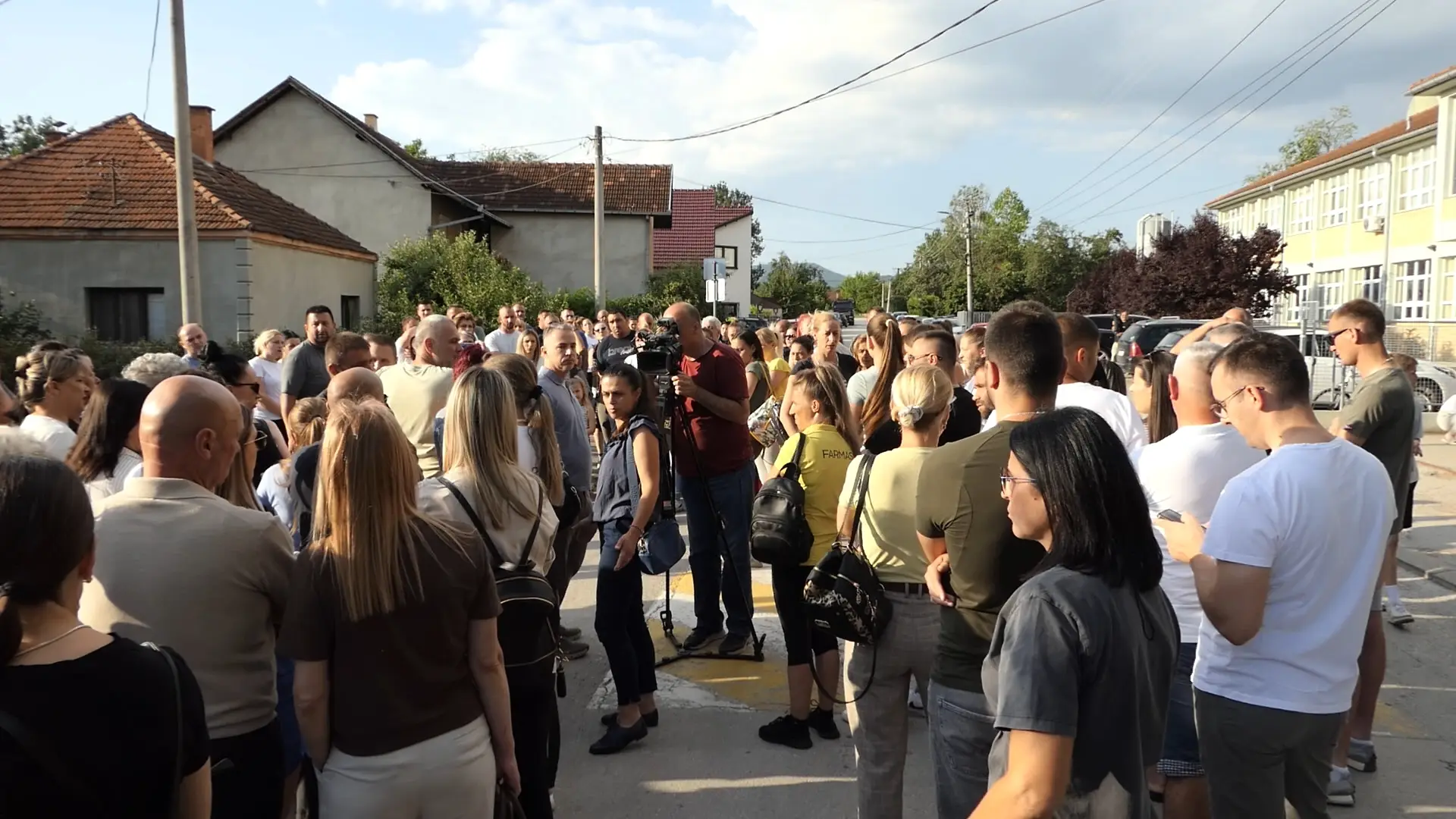 Ovo se ne sme zataškati i zaboraviti: Veliki broj meštana na protestu ispred škole u Mrčajevcima - puna podrška dečaku koji je pretrpeo nasilje (FOTO)(VIDEO)