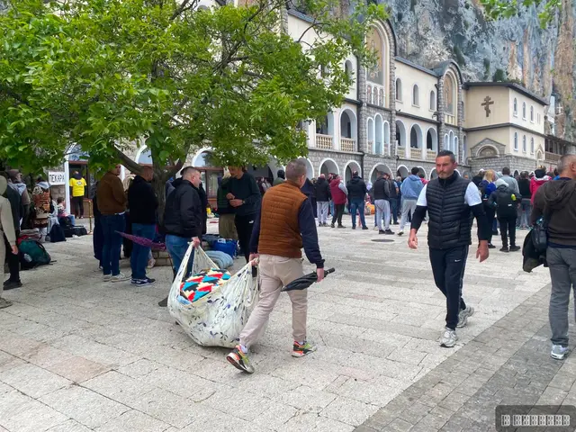Hiljade vernika kod manastira Savetog Vasilija, foto: RINA