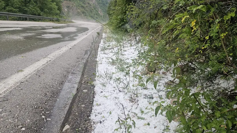 Sve je obelelo za samo par minuta, led je svuda: Jako nevreme praćeno krupnim gradom pogodilo pogranična sela kod Priboja (FOTO)