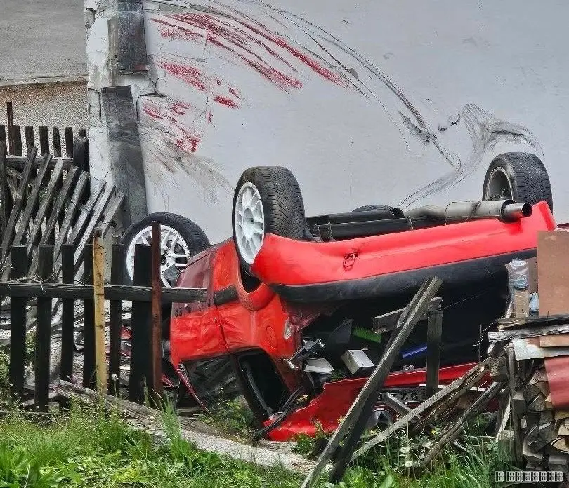 Tragedija izbegnuta za dlaku: Vozač izgubio kontrolu i zakucao se u kuću, meštani u šoku (FOTO)