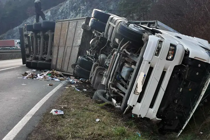 Srpski šleper slupan na nemačkom auto-putu: Dvojica vozača iz Čačka bila u teretnjaku (FOTO)