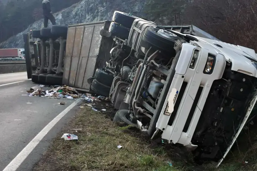Srpski šleper slupan na nemačkom auto-putu: Dvojica vozača iz Čačka bila u teretnjaku (FOTO)