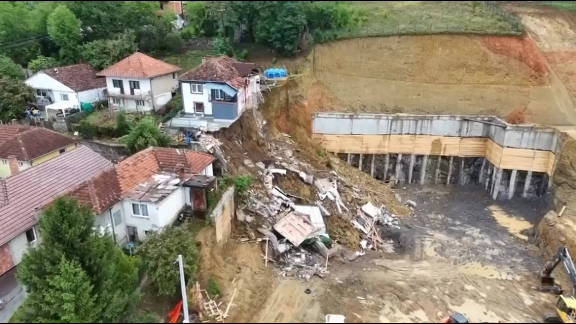 Užas u Novom Pazaru: Obrušio se potporni zid na gradilištu a sa sobom povukao i deo porodične kuće, meštani u velikom strahu (VIDEO)