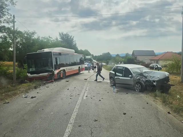 Težak sudar autobusa i automobila/ Foto: RINA