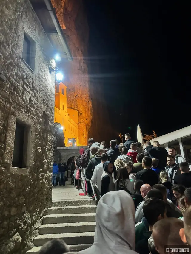 Hiljade vernika kod manastira Savetog Vasilija, foto: RINA