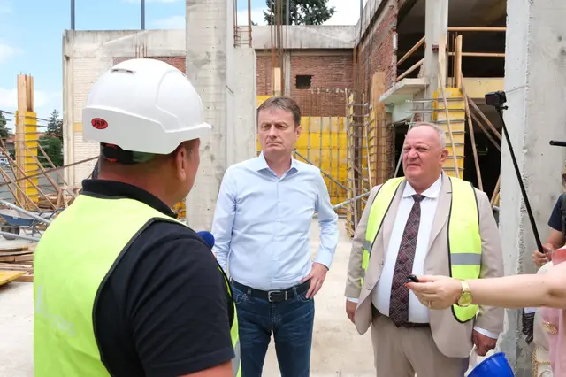 Leskovac – Glišić obišao rekonstrukciju Dečjeg dispanzera – Foto: RINA