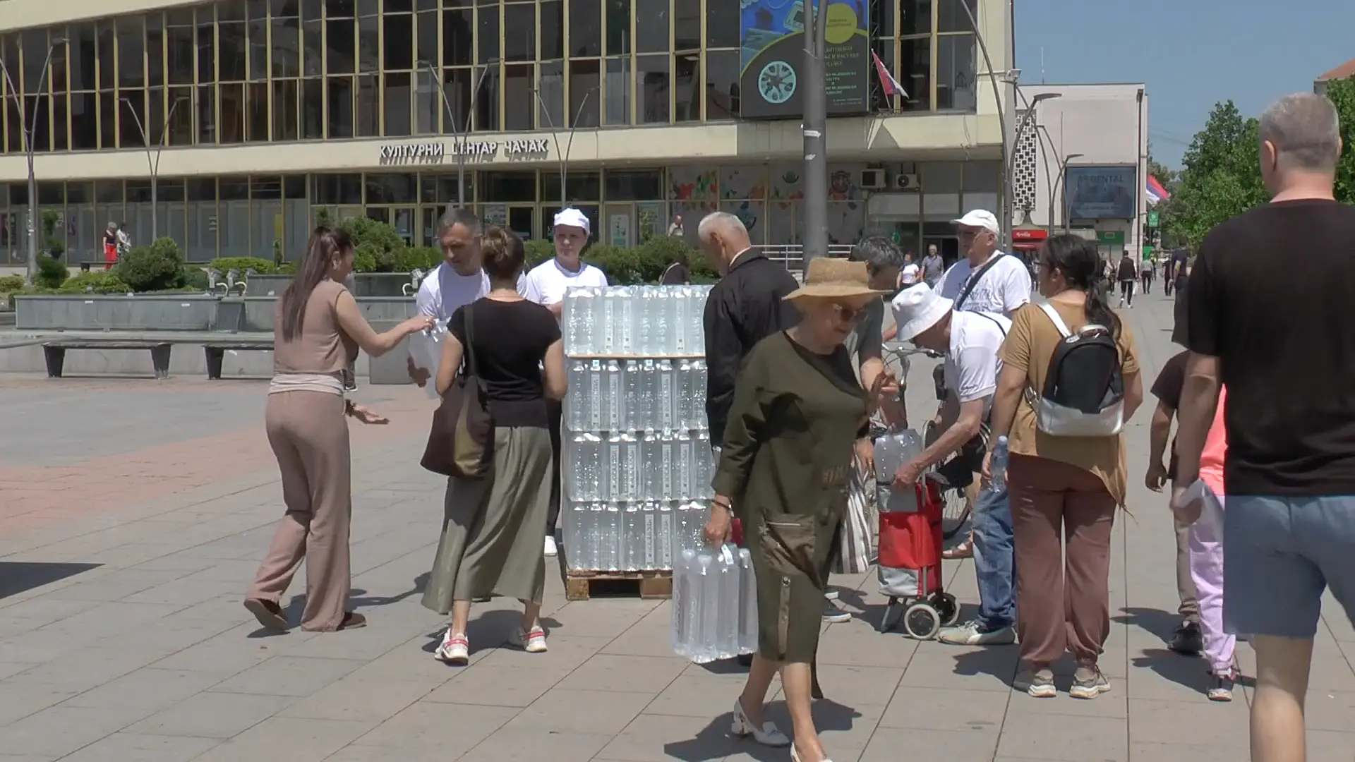 Cisterne sa svih strana stižu u Čačak, besplatna voda deli se na trgu: Solidarnost na delu u teškim trenucima - radnici ne izlaze iz rupe satima kako bi što pre sanirali kvar (FOTO)(VIDEO)