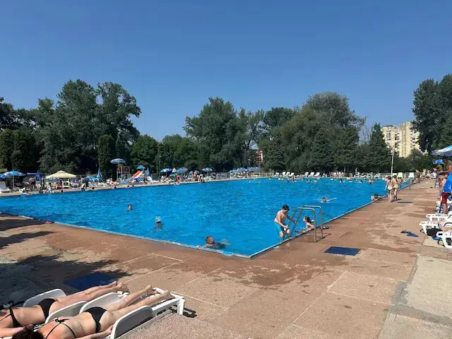 Leto u Čačak već je stiglo: Zvanično počela kupališna sezona na gradskim bazenima, već prvog dana sve je puno