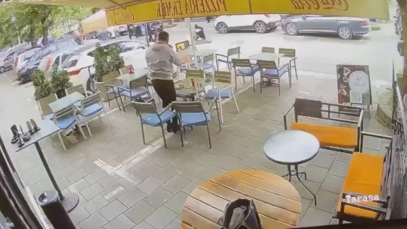 Uznemirujući video iz Novog Pazara: Devojka na električnom trotinetu "izleće" pred skuter, onda pada na asfalt (FOTO)(VIDEO)