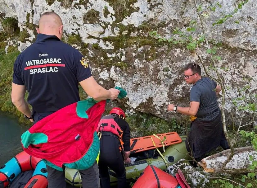 Drama na raftingu: Žena skakala sa stene pa povredila glavu, izlačili je vatrogasci-spasioci a potom helikopterom prevezena u bolnicu (FOTO)
