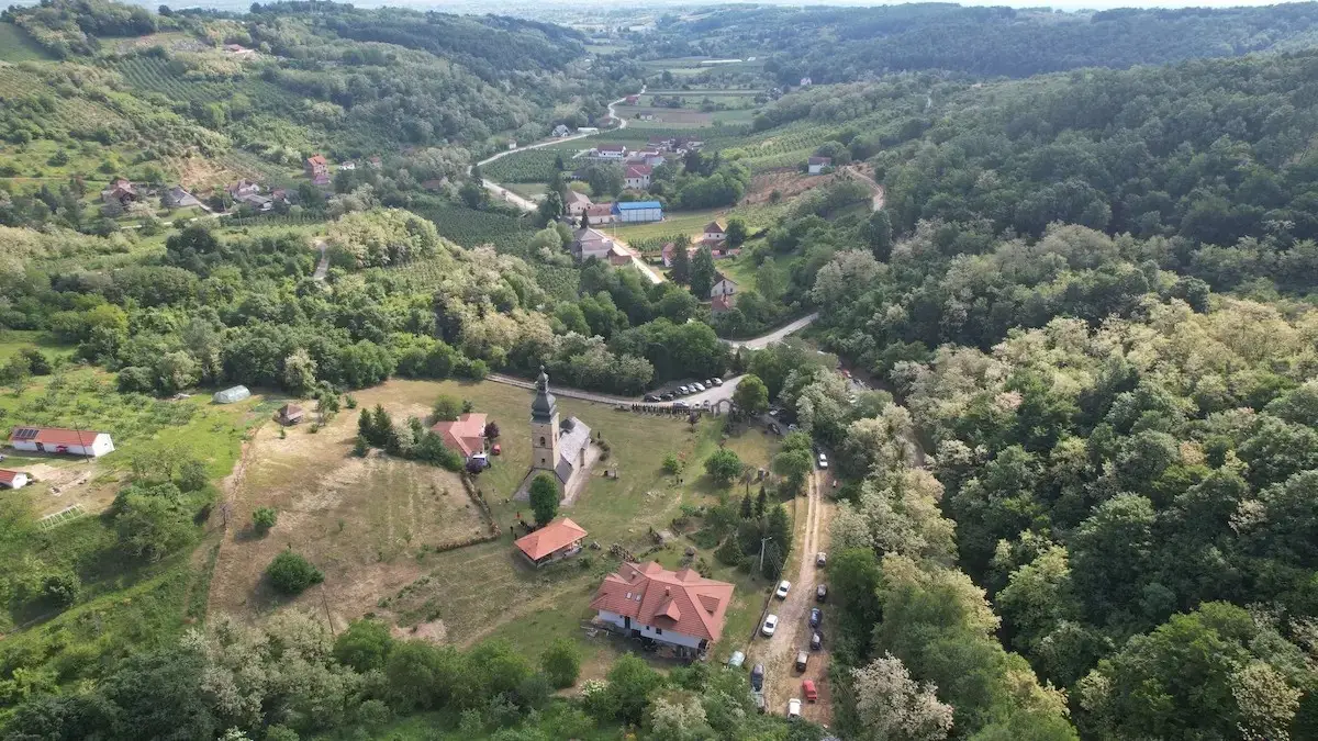 Velika svetinja skrivena u šumama Jelice: Manastir Ježevica proslavio Mladog Nikolu, okupilo se na desetine vernika (FOTO)